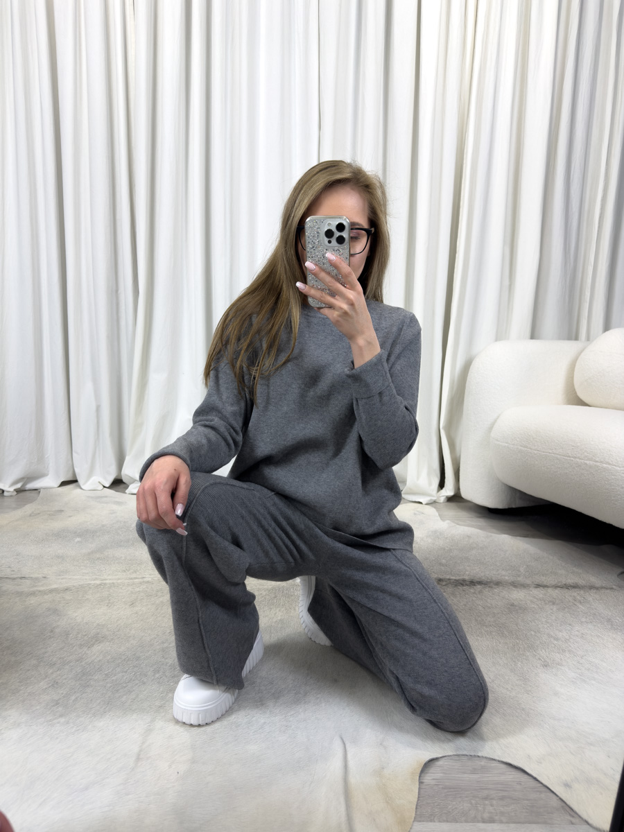 IMG_3339 Szary komplet dzianinowy Comfy – elegancki i wygodny zestaw z dzianiny w jasnym odcieniu szarości, modny i funkcjonalny.