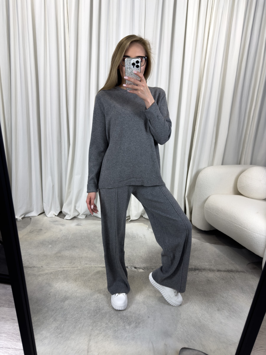 IMG_3352 Szary komplet dzianinowy Comfy – elegancki i wygodny zestaw z dzianiny w jasnym odcieniu szarości, modny i funkcjonalny.