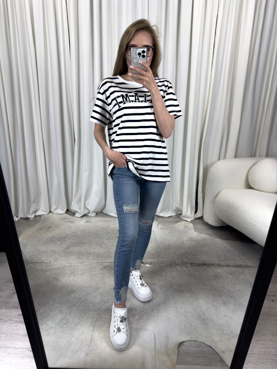 IMG_4272 Spodnie jeansowe skinny Malibu – dopasowane niebieskie jeansy damskie z przetarciami i surowym wykończeniem nogawek, stylizacja z T-shirtem i sneakersami.
