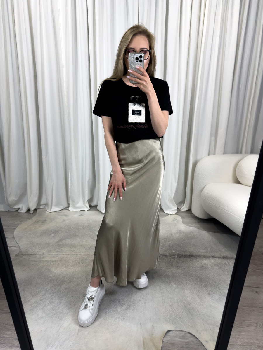 IMG_5384 Spódnica Satine Gold w odcieniu jasnego złota, z połyskującej satyny, zestawiona z czarnym t-shirtem i sneakersami – nowoczesna stylizacja łącząca elegancję i luz.