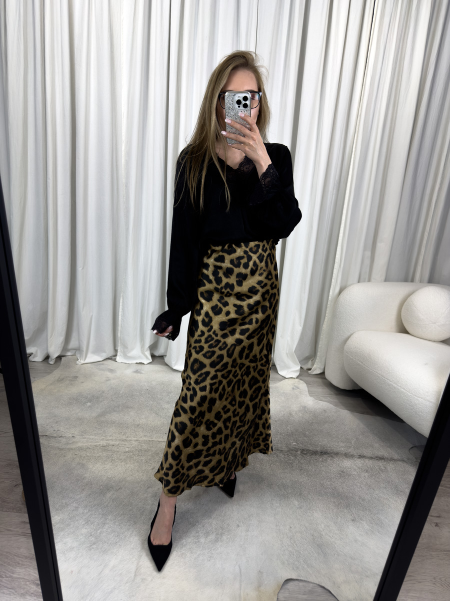 IMG_5956 Spódnica satynowa Animal Print o długości maxi z nadrukiem panterki, zestawiona z czarną koronkową bluzką – elegancka i drapieżna stylizacja na co dzień lub wieczór.