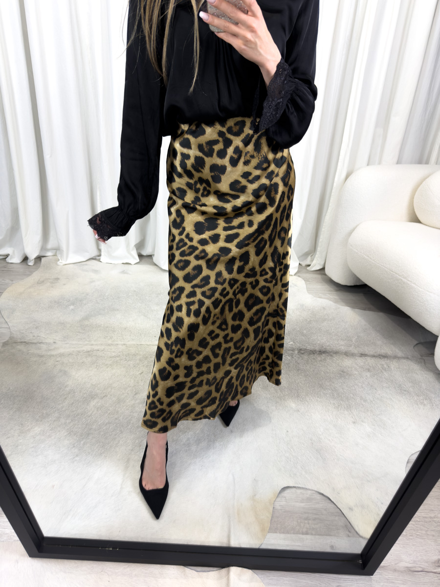 IMG_5957 Spódnica satynowa Animal Print o długości maxi z nadrukiem panterki, zestawiona z czarną koronkową bluzką – elegancka i drapieżna stylizacja na co dzień lub wieczór.