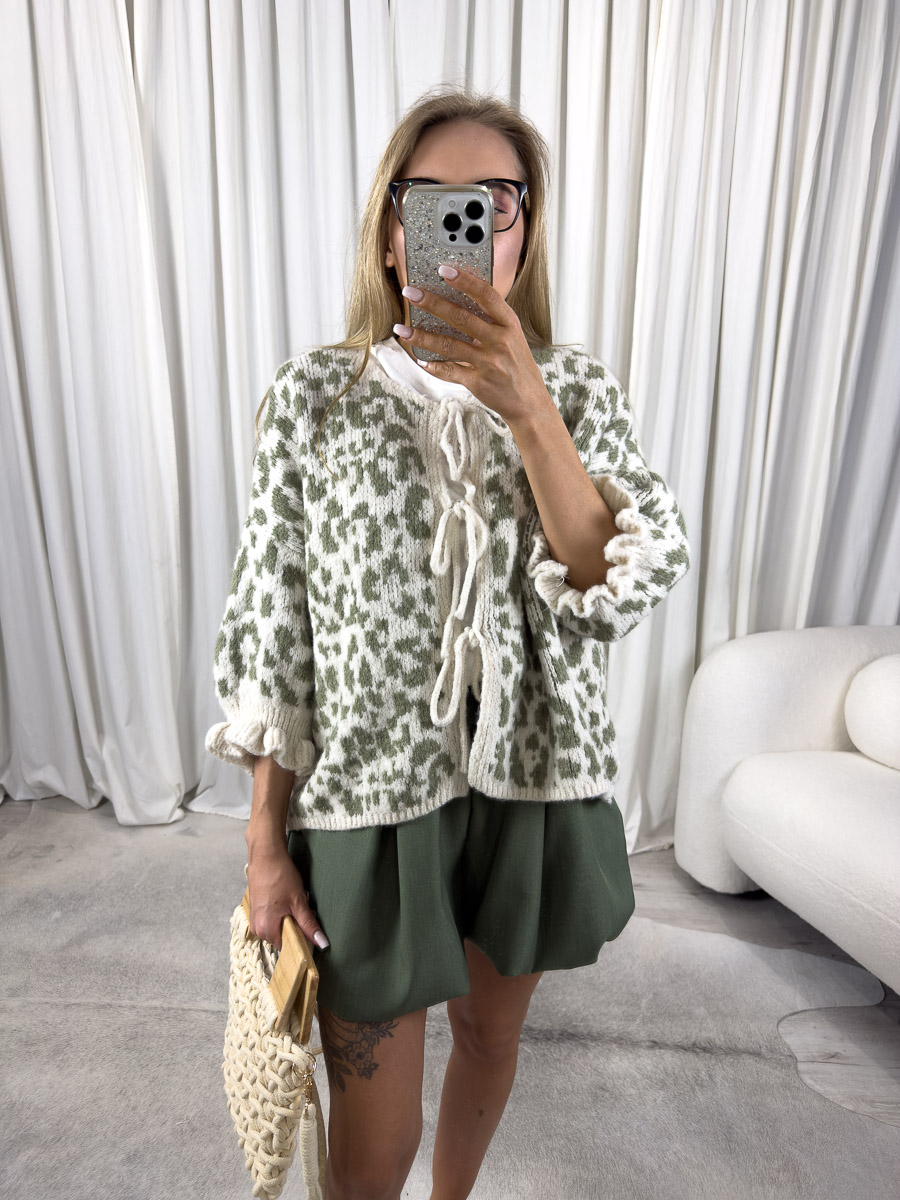 kardigan-tessa-khaki-3 Zdjęcie produktowe sklepu internetowego z odzieżą damską – modelka w trampkach ubrana w kardigan Tessa khaki w zwierzęcy print i krótkie spódnico-spodnie