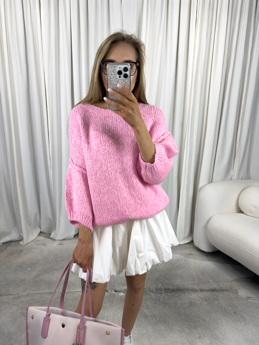 IMG_3010 Sweter wiosenny Fluffy różowy w stylizacji z białą spódnicą i pastelową torbą – modna stylizacja na wiosnę dla kobiet