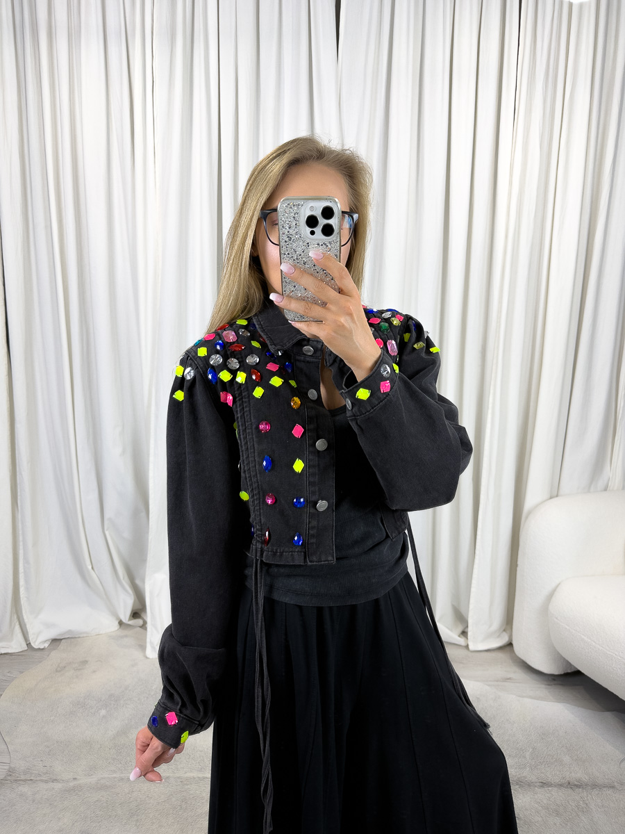 IMG_2215 Kurtka z kamieniami Rainbow czarna – czarna kurtka jeansowa damska z kolorowymi kamieniami, styl streetwear, modelka w czarnej stylizacji