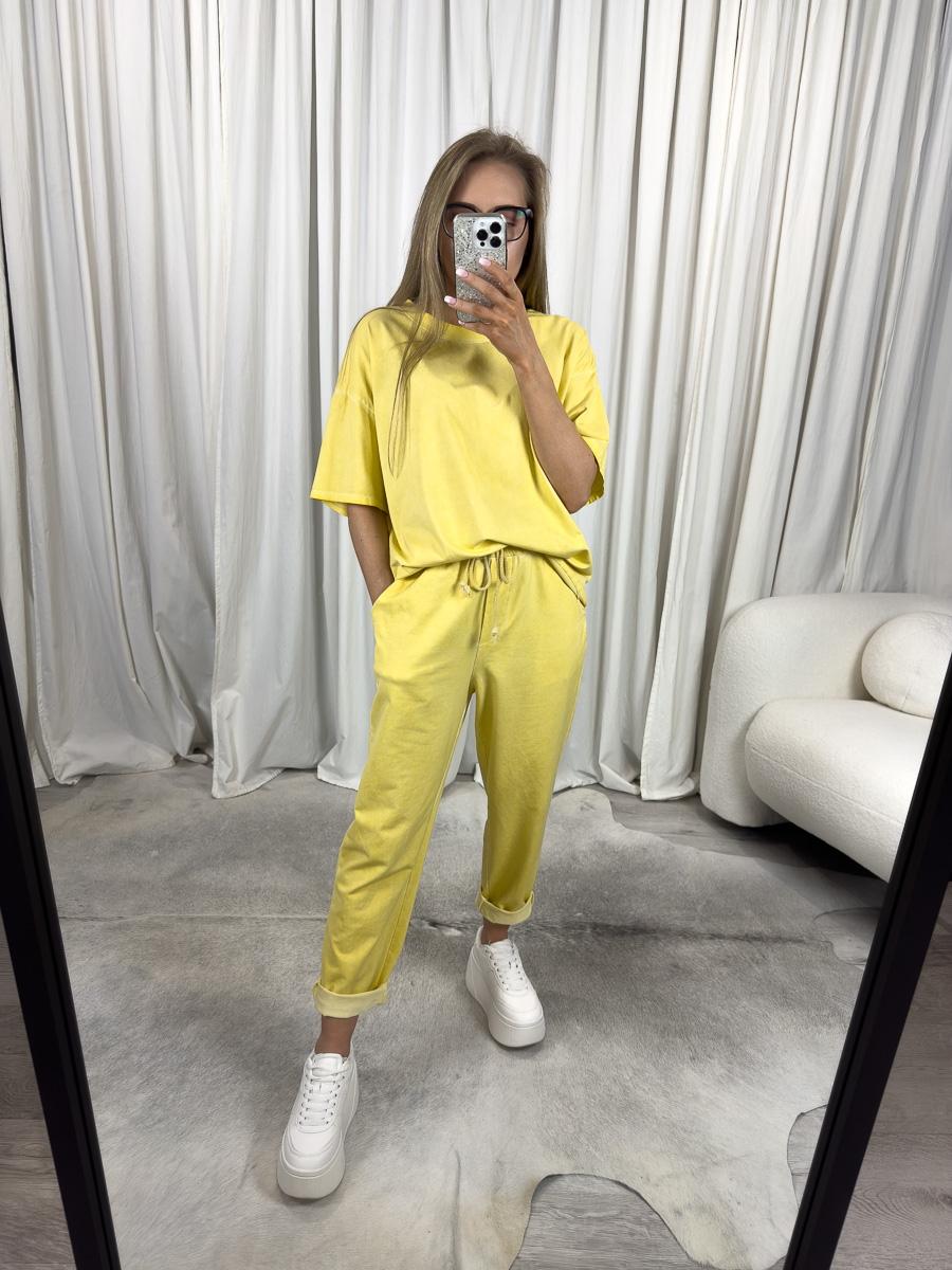 IMG_2497 Komplet dresowy Skinny Wiya żółty – zestaw oversize'owej bluzki i spodni skinny od marki Wiya, stylizacja casualowa z białymi sneakersami, modna propozycja dla kobiet.