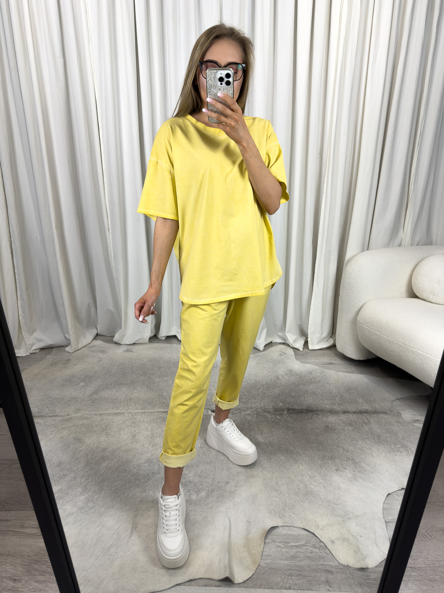 IMG_2506 Komplet dresowy Skinny Wiya żółty – zestaw oversize'owej bluzki i spodni skinny od marki Wiya, stylizacja casualowa z białymi sneakersami, modna propozycja dla kobiet.