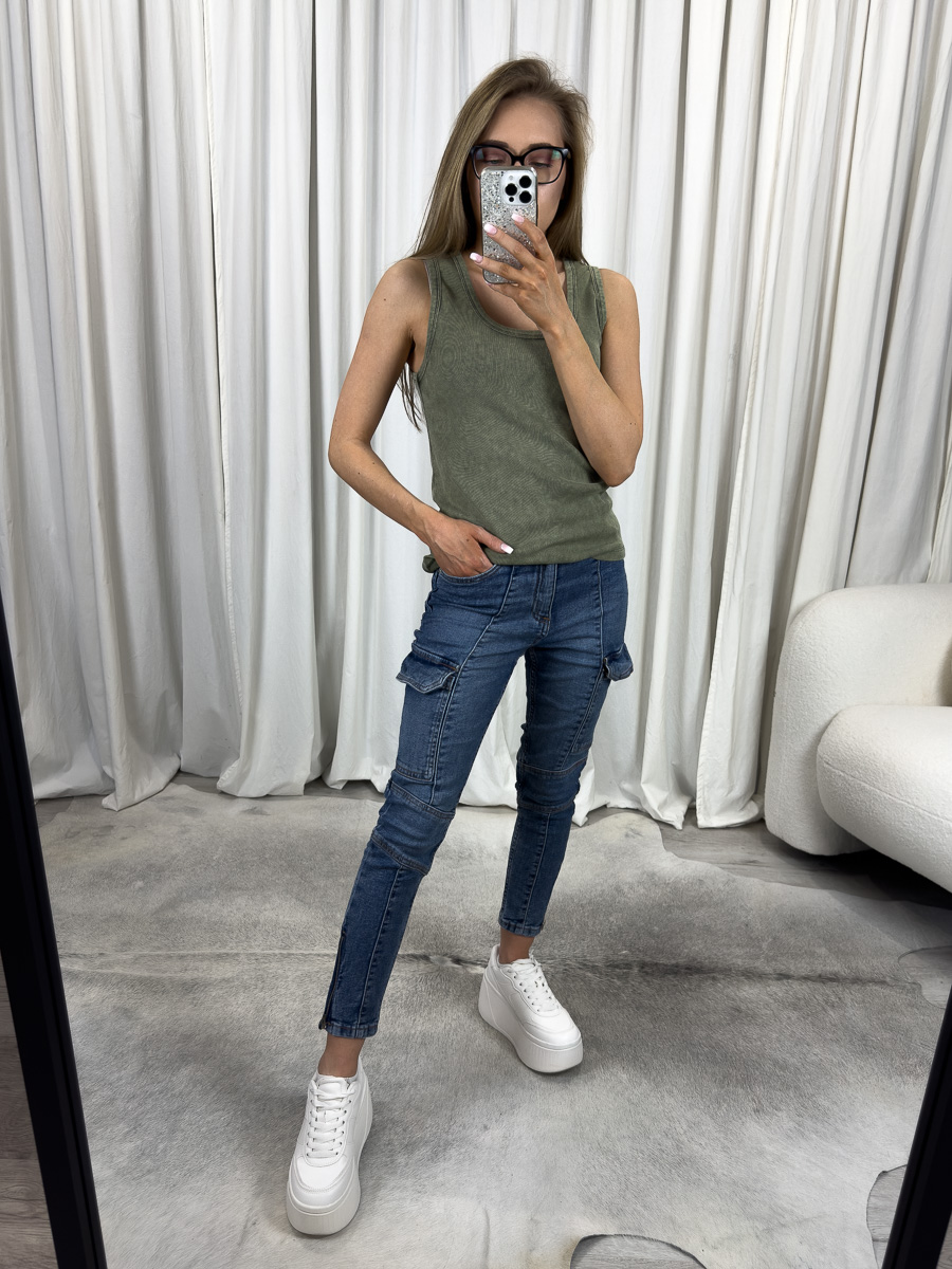 IMG_2576 Top bawełniany Basic Wiya khaki – klasyczny top bez rękawów z prążkowanej bawełny, stylizacja z jeansami cargo i sneakersami.