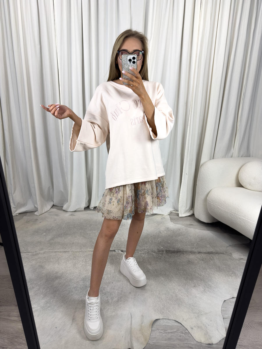 IMG_2892 Lekka bluza oversize Club kremowa – bluza w kolorze kremowym z haftem, stylizacja z plisowaną spódnicą w kwiaty i wiklinową torebką.