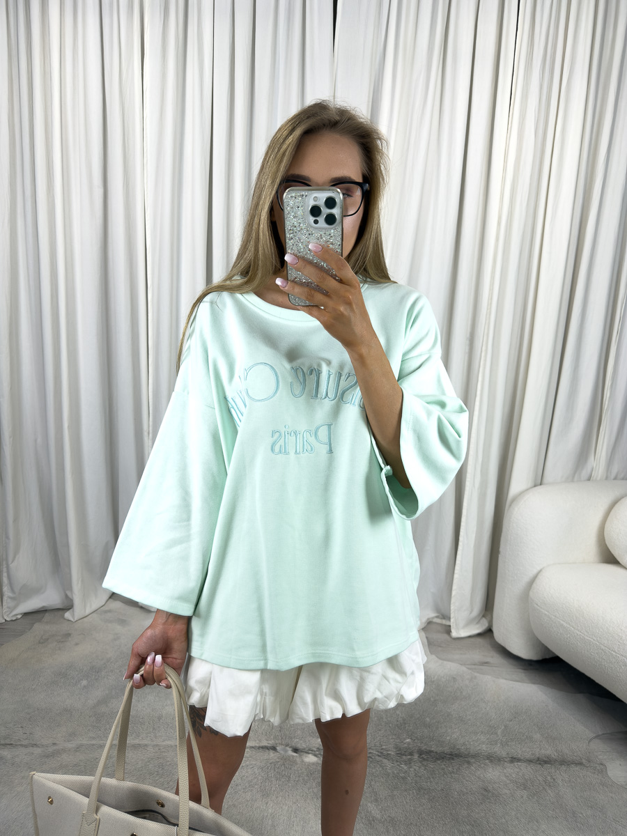 IMG_2907 Lekka bluza oversize Club miętowa – pastelowa bluza oversize z haftem „Club Paris”, stylizacja z białą spódniczką i kremową torbą.