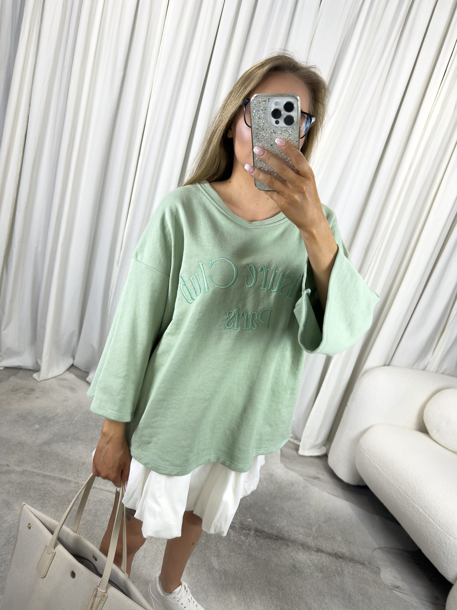 IMG_2915 Lekka bluza oversize Club zielona – pastelowa bluza oversize z haftem „Club Paris”, stylizacja z białą spódnicą i kremową shopperką.