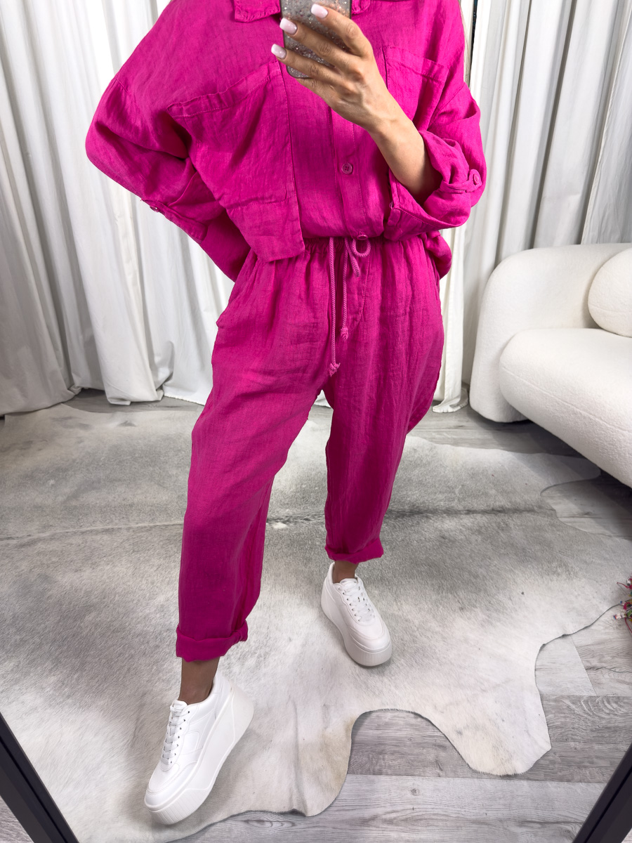 IMG_4269 Modelka w lnianych spodniach Wiya w kolorze fuksji – widok na fason z troczkami i gumką w pasie, styl casualowy, białe sneakersy