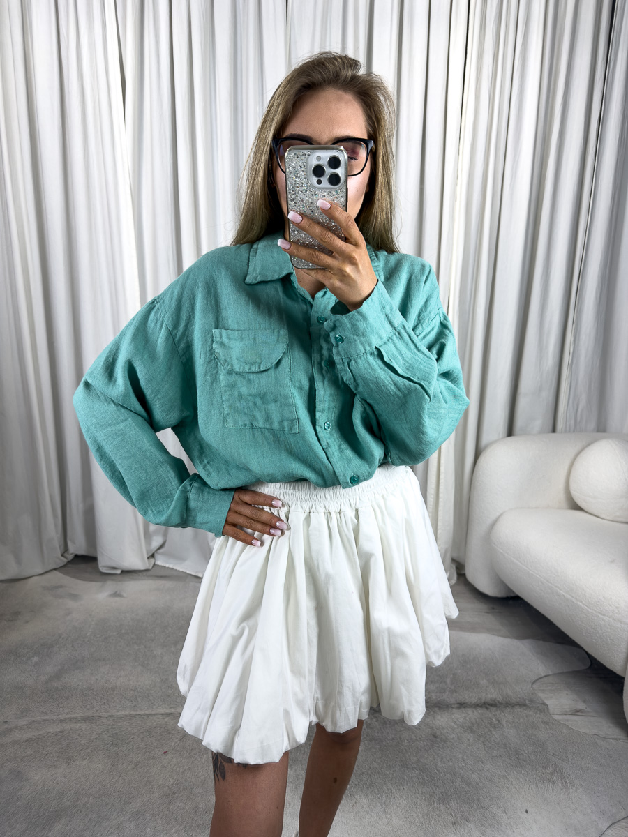 IMG_4456 Modelka w lnianej koszuli Stella oversize ze spódnicą, widok z przodu – stylizowana na casual