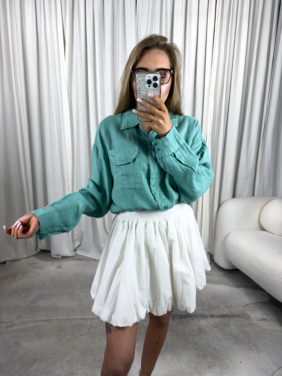 IMG_4457 Modelka w lnianej koszuli Stella oversize ze spódnicą, widok z przodu – stylizowana na casual
