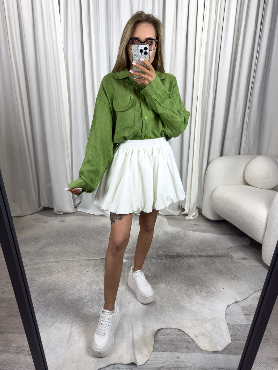 IMG_4460 Modelka w lnianej koszuli Stella oversize ze spódnicą, widok z przodu – stylizowana na casual
