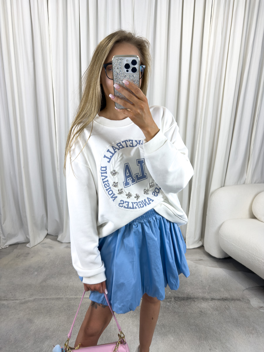 mini-spodnica-z-popeliny-cutie-blekitna Modelka w błękitnej mini spódnicy z popeliny Cutie o balonowym kroju i elastycznym pasie – stylizacja z bluzą oversize i sneakersami, zdjęcie produktowe na potrzeby sklepu internetowego.