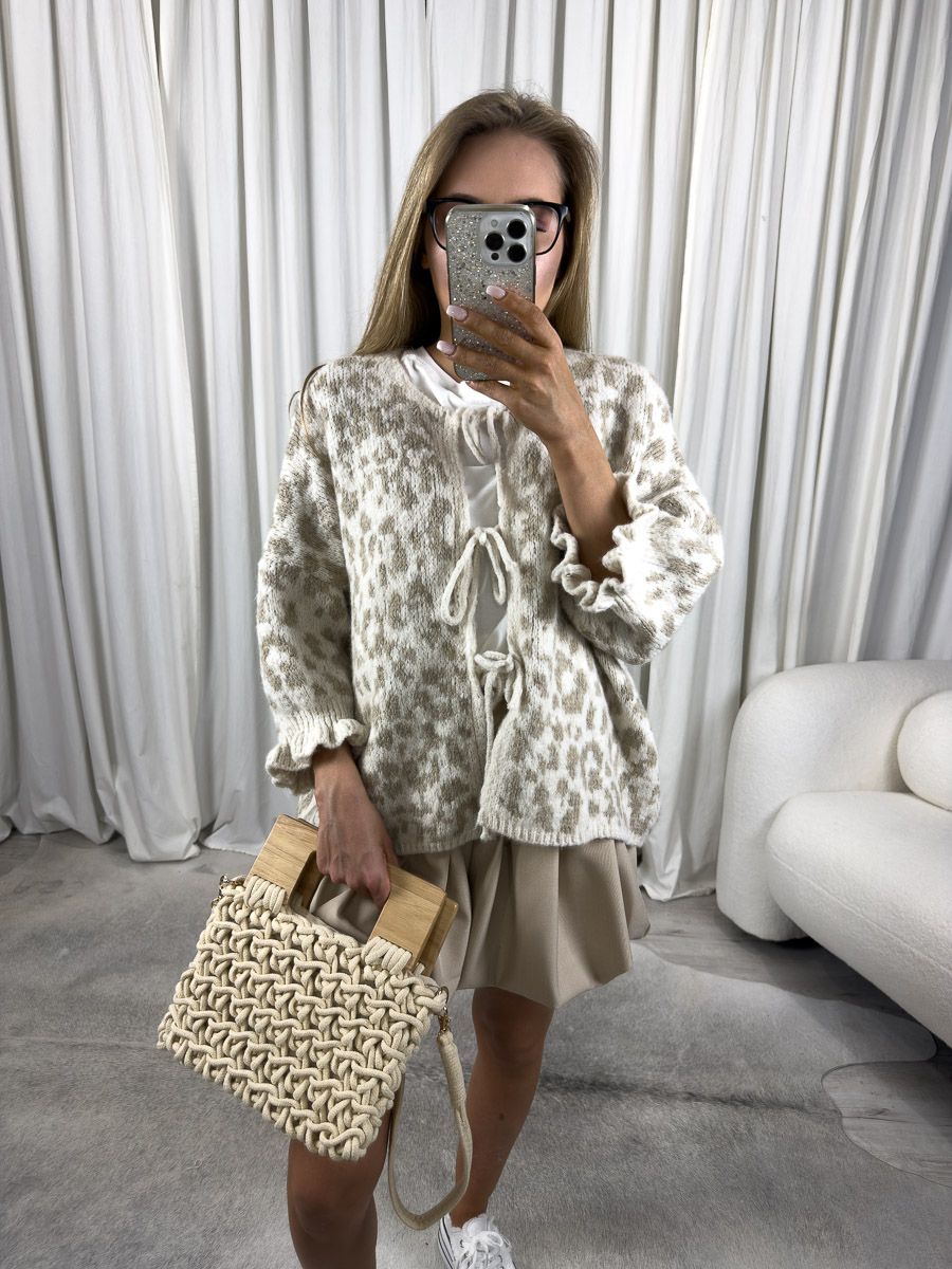 kardigan-tessa-bezowy-2 Zdjęcie produktowe sklepu internetowego z odzieżą damską – modelka w trampkach ubrana w kardigan Tessa beżowy w zwierzęcy print i krótkie spódnico-spodnie