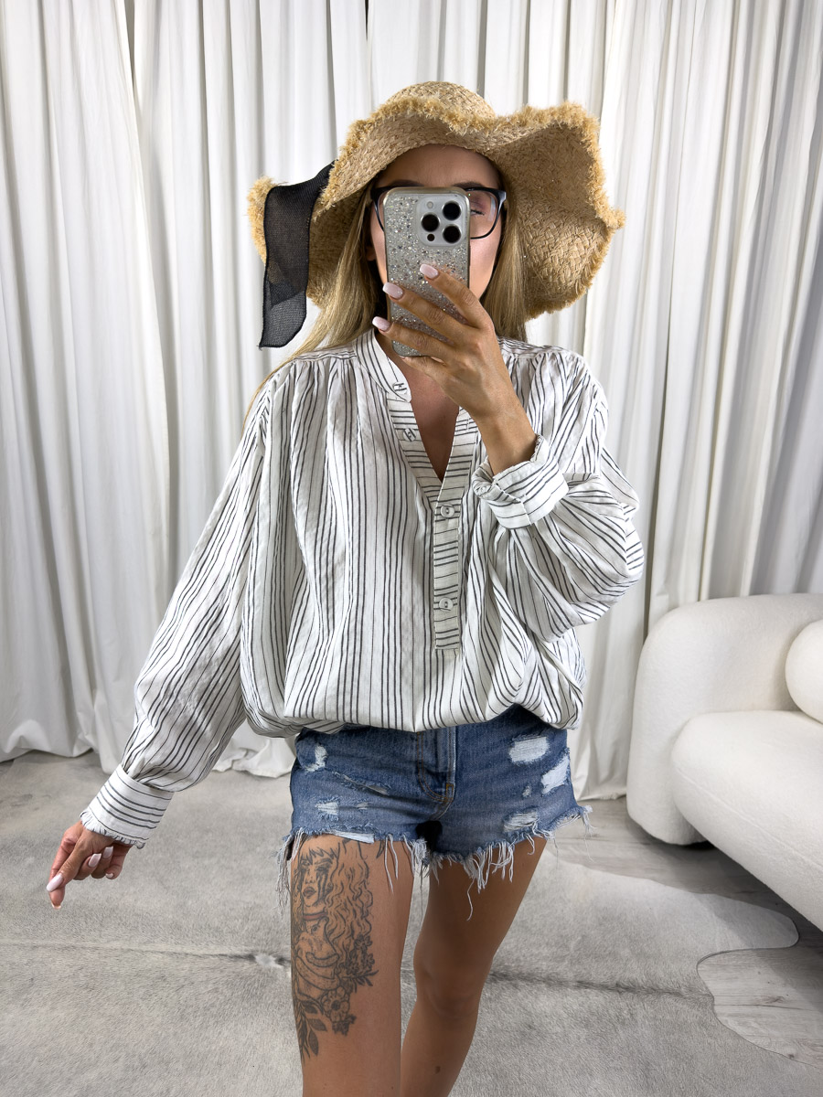 koszula-stripes-szara-gioya Zdjęcie produktowe sklepu internetowego z odzieżą damską – modelka w koszuli Stripes szara marki Gioya