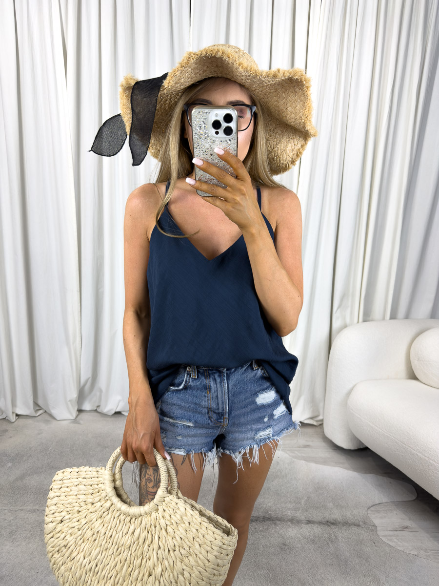 lekki-top-vivi-granatowy Lekki top Vivi na cienkich ramiączkach, stylizacja z jeansowymi szortami i dodatkami. Zdjęcie produktowe sklepu internetowego z odzieżą damską.
