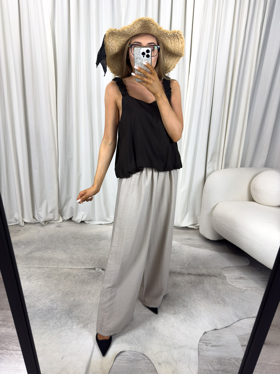 letni-top-capri-brazowy Letni top Capri w kolorze brązowym na modelce – top na ramiączkach z marszczeniami, stylizacja wakacyjna. Zdjęcie produktowe sklepu internetowego z odzieżą damską.