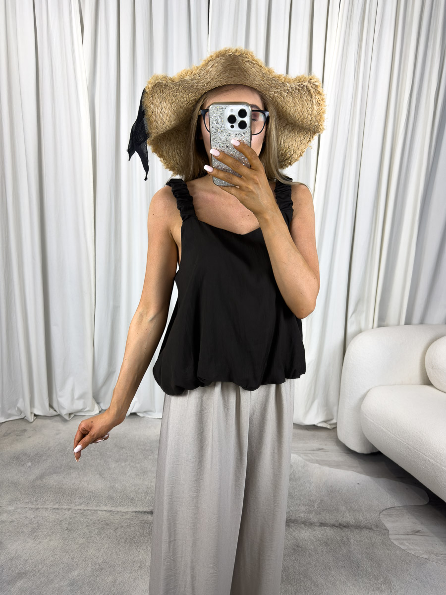 letni-top-capri-brazowy Letni top Capri w kolorze brązowym na modelce – top na ramiączkach z marszczeniami, stylizacja wakacyjna. Zdjęcie produktowe sklepu internetowego z odzieżą damską.