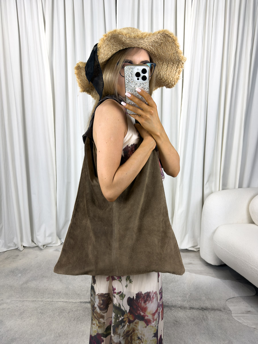 zamszowa-torebka-africa-brazowa Zamszowa torebka Africa – shopperka boho. Zdjęcie produktowe do sklepu internetowego z odzieżą damską www.butikdamski.pl
