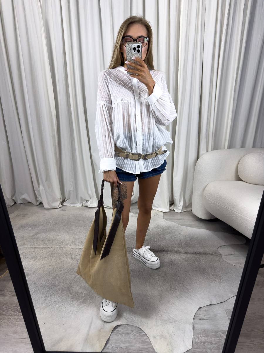 koszula-elle-wiya Koszula Elle Wiya – zdjęcie produktowe sklepu internetowego z odzieżą damską, prezentujące lekką, białą koszulę z bufkami i teksturą w stylizacji z szortami